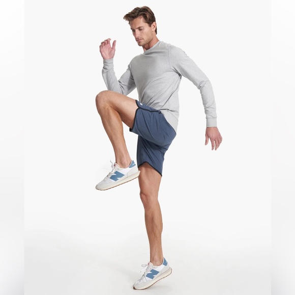 Vuori Banks Short Men's Charcoal Engineered Stripe Athletic Shorts Size Large - Picture 5 of 11